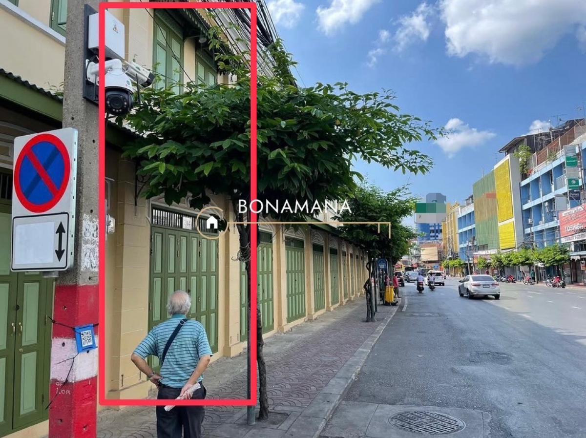 For RentShop HouseYaowarat, Banglamphu : Commercial building for rent, prime location on Yaowarat main road (MRT Sam Yot 700m)