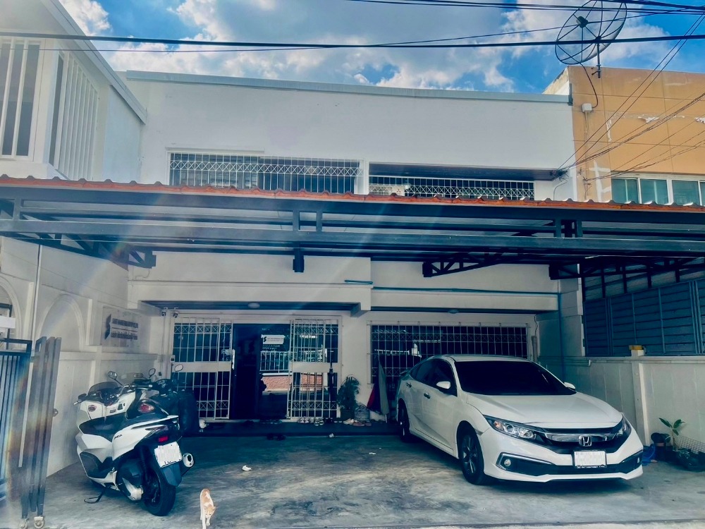 ขายบ้านลาดพร้าว เซ็นทรัลลาดพร้าว : ขายทาวน์โฮม 2 ชั้น 38 ตร.วา ซอยลาดพร้าว 26 แยก 1  ใกล้ MRT ลาดพร้าว เหมาะสำหรับบ้านและออฟฟิศ