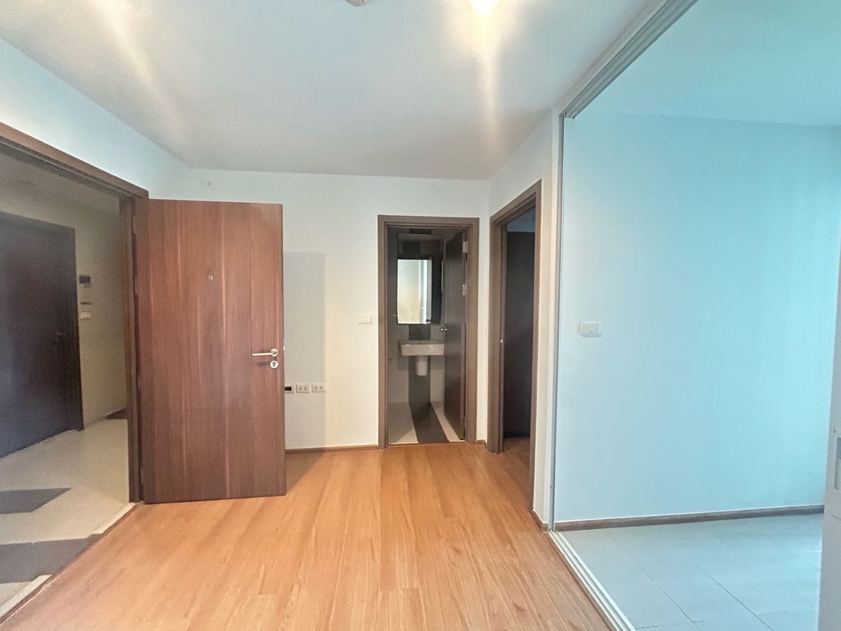 ขายคอนโดอ่อนนุช อุดมสุข : ขาย The base sukhumvit 77 ห้องวิวสระ พร้อมเข้าอยู่ค่ะ