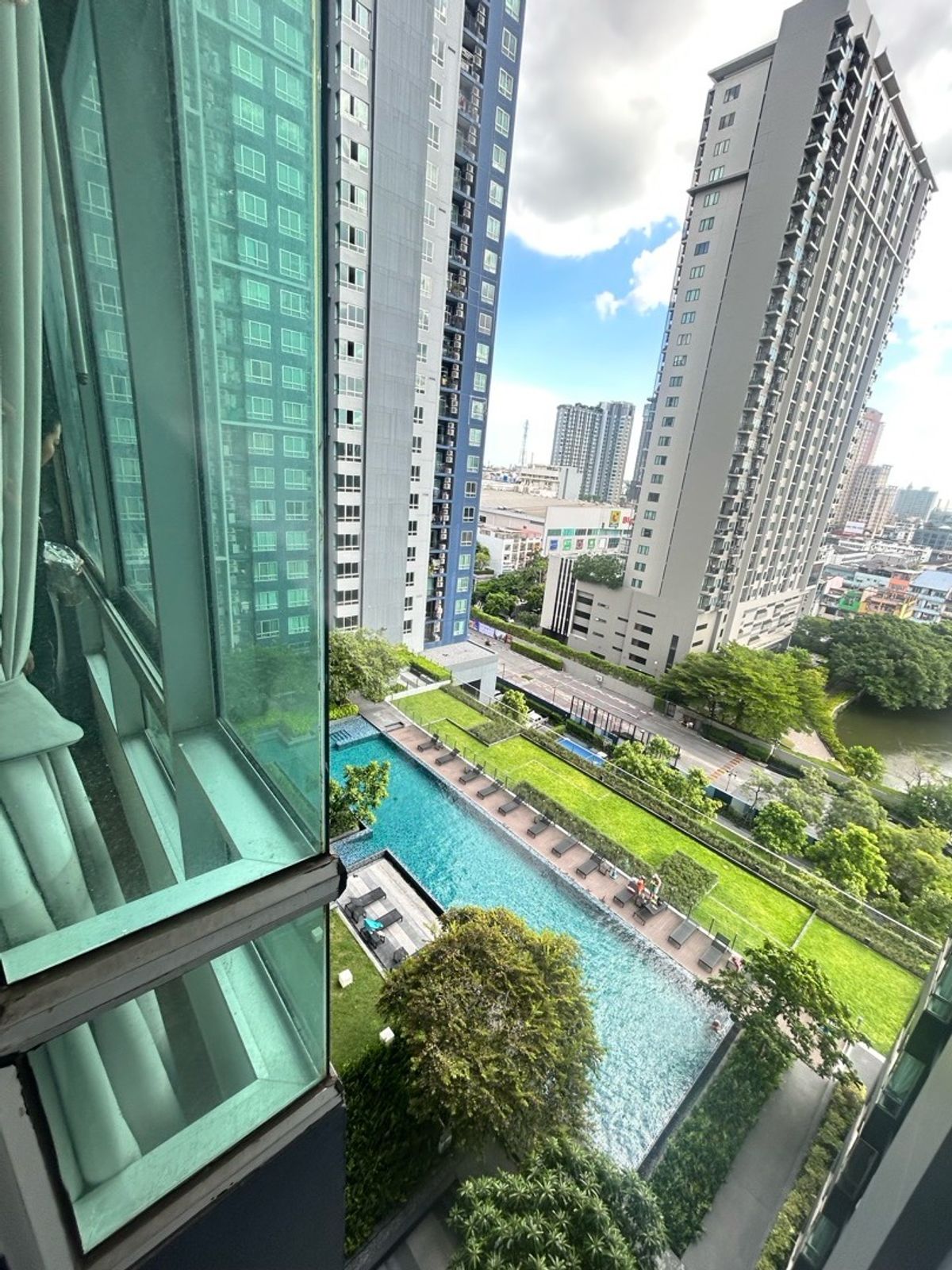 ขายคอนโดอ่อนนุช อุดมสุข : ขาย The base sukhumvit 77 ห้องวิวสระ พร้อมเข้าอยู่ค่ะ