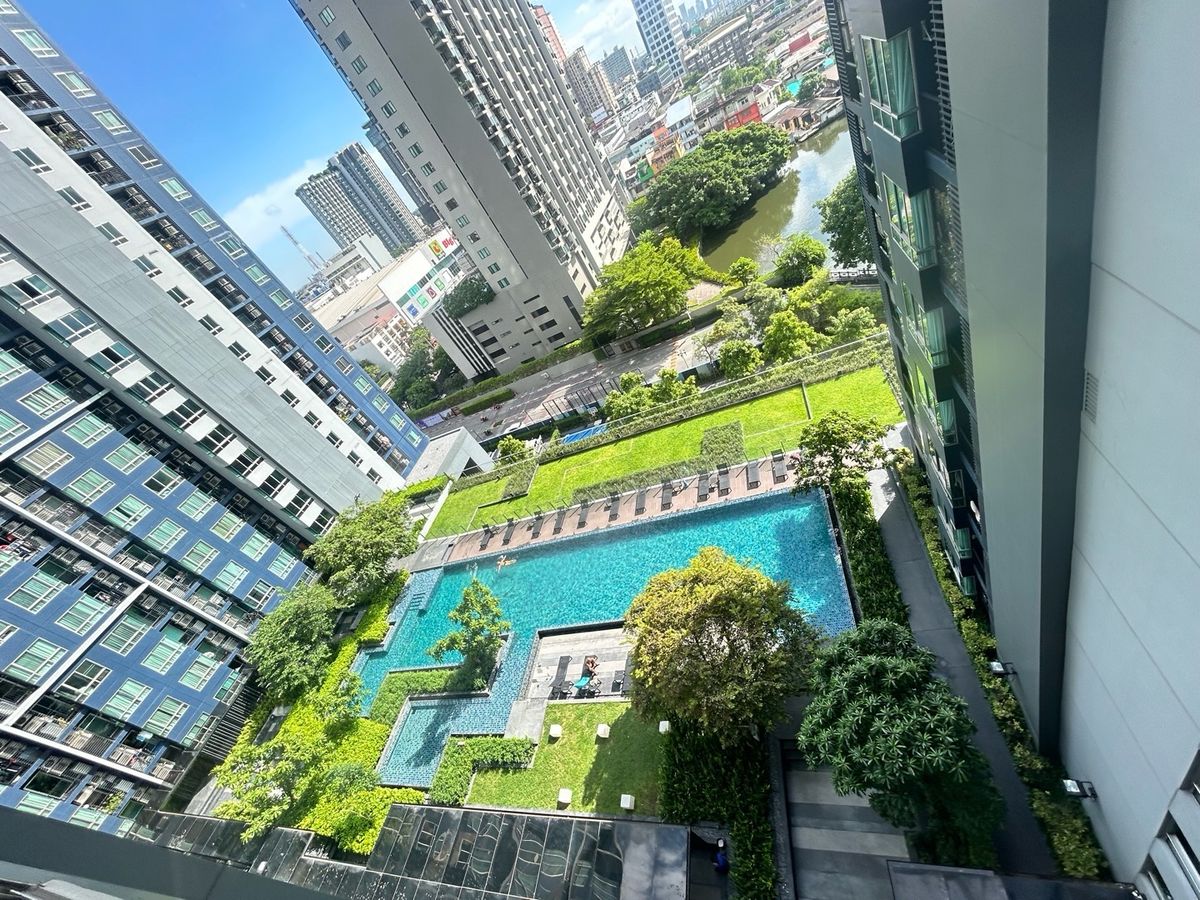 ขายคอนโดอ่อนนุช อุดมสุข : ขาย The base sukhumvit 77 ห้องวิวสระ พร้อมเข้าอยู่ค่ะ