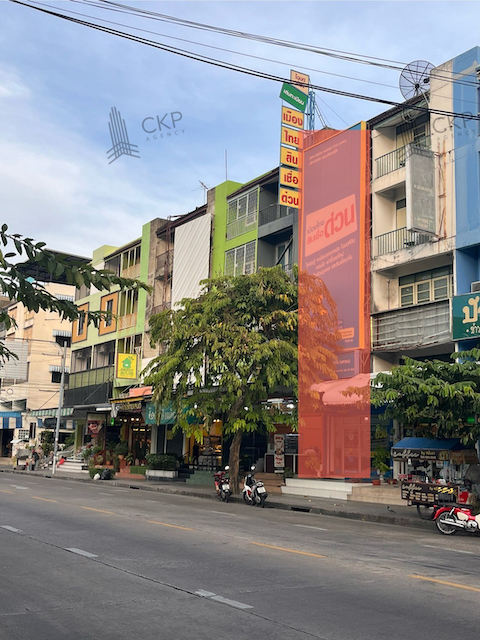 ขายอาคารพาณิชย์เกษตรศาสตร์ รัชโยธิน : อาคารพาณิชย์ มีผู้เช่าอยู่ ติดถนนลาดพร้าววังหิน อยู่ในแหล่งชุมชน มีตลาดและร้านค้าหลากหลาย ใกล้รพ.เปาโลโชคชัย 4,เซ็นทรัลอีสวิลล์
