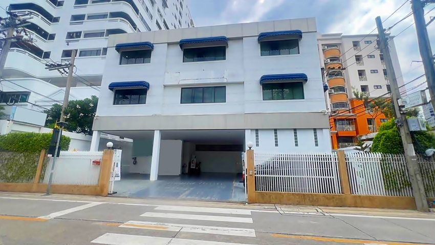 For RentHome OfficeSukhumvit, Asoke, Thonglor : Standalone Building 92 sqw near BTS Phrom Phong For Rent