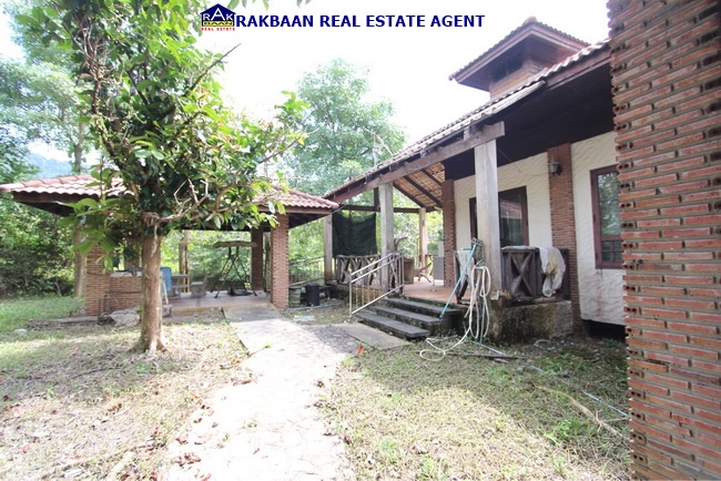 ขายที่ดินจันทบุรี : ขายที่ดิน Rabbit Hill Resort 1ไร่ 16วา พร้อมบ้านพักตากอากาศชั้นเดียว 2ห้องนอน 2ห้องน้ำ แวดล้อมด้วยภูเขา ด้านหลังเป็นลำธาร