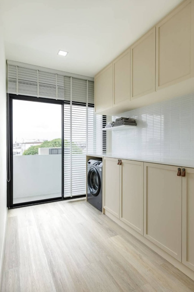 ขายทาวน์โฮมปิ่นเกล้า จรัญสนิทวงศ์ : The Blisz Iconic สาทร - จรัญ 35  บ้านใกล้ศิริราช MRT ไฟฉาย โครงการใหม่ พรีเมี่ยมทาวน์โฮม 3 ชั้นครึ่ง 195 ตร.ม. บนทำเลที่ดีที่สุดบนถนนจรัญสนิทวงศ์  เริ่ม 7.79 ลบ.*