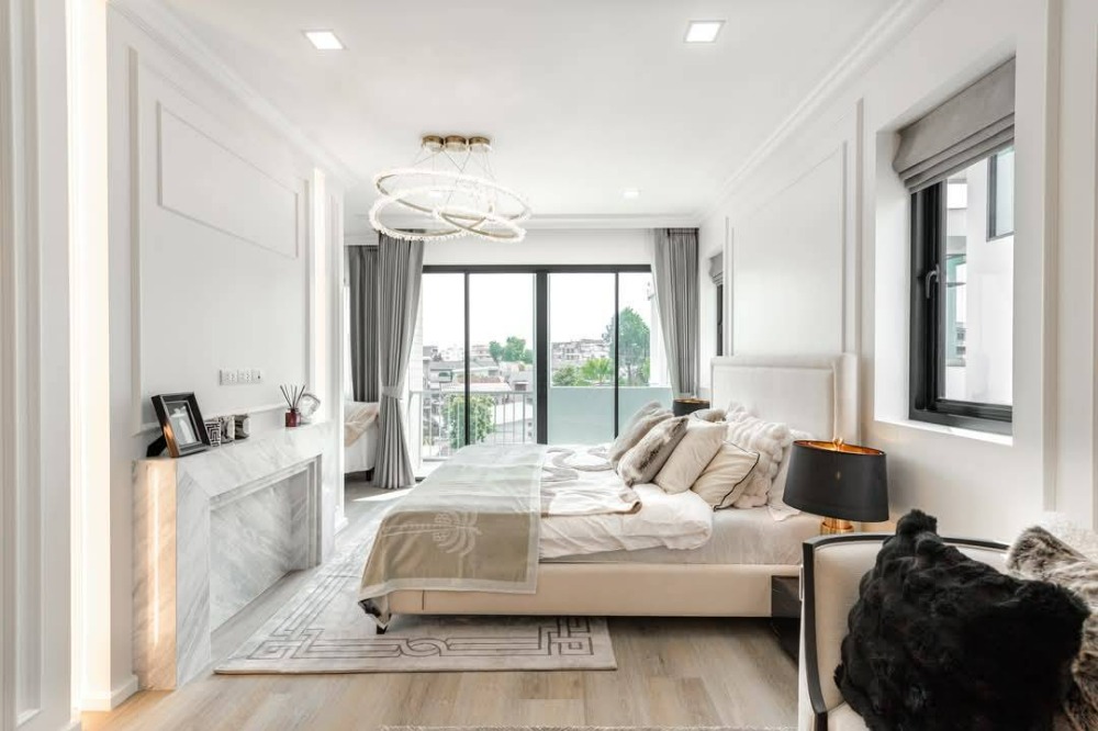 ขายทาวน์โฮมปิ่นเกล้า จรัญสนิทวงศ์ : The Blisz Iconic สาทร - จรัญ 35  บ้านใกล้ศิริราช MRT ไฟฉาย โครงการใหม่ พรีเมี่ยมทาวน์โฮม 3 ชั้นครึ่ง 195 ตร.ม. บนทำเลที่ดีที่สุดบนถนนจรัญสนิทวงศ์  เริ่ม 7.79 ลบ.*