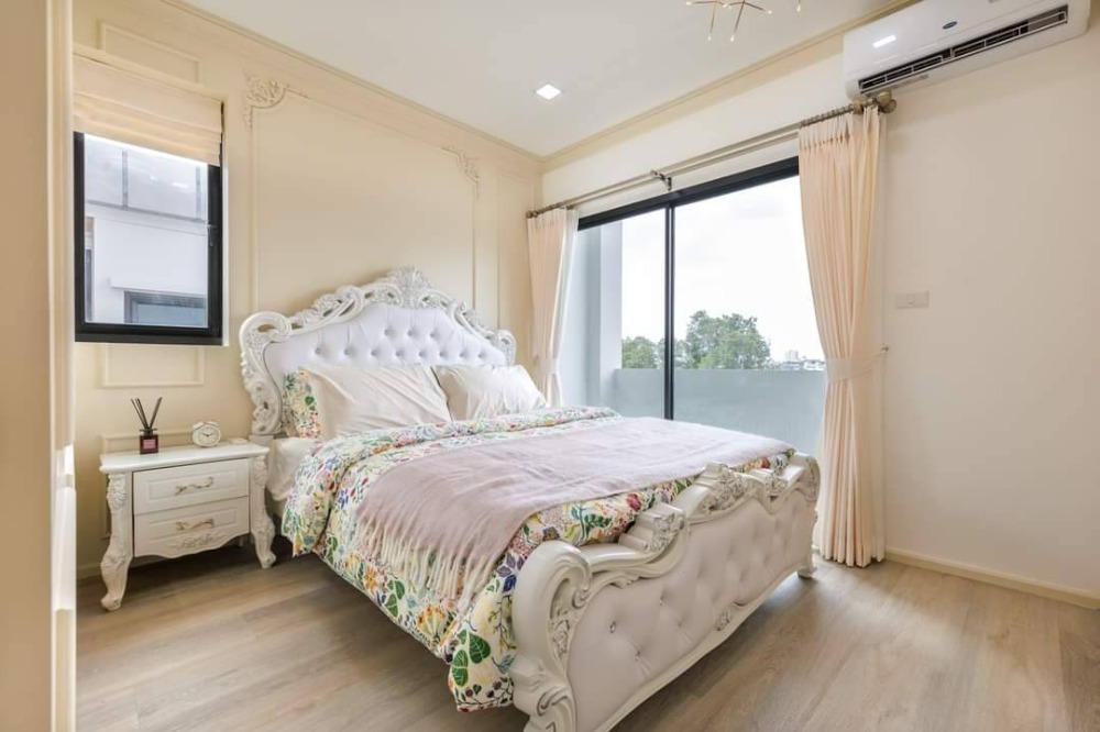 ขายทาวน์โฮมปิ่นเกล้า จรัญสนิทวงศ์ : The Blisz Iconic สาทร - จรัญ 35  บ้านใกล้ศิริราช MRT ไฟฉาย โครงการใหม่ พรีเมี่ยมทาวน์โฮม 3 ชั้นครึ่ง 195 ตร.ม. บนทำเลที่ดีที่สุดบนถนนจรัญสนิทวงศ์  เริ่ม 7.79 ลบ.*