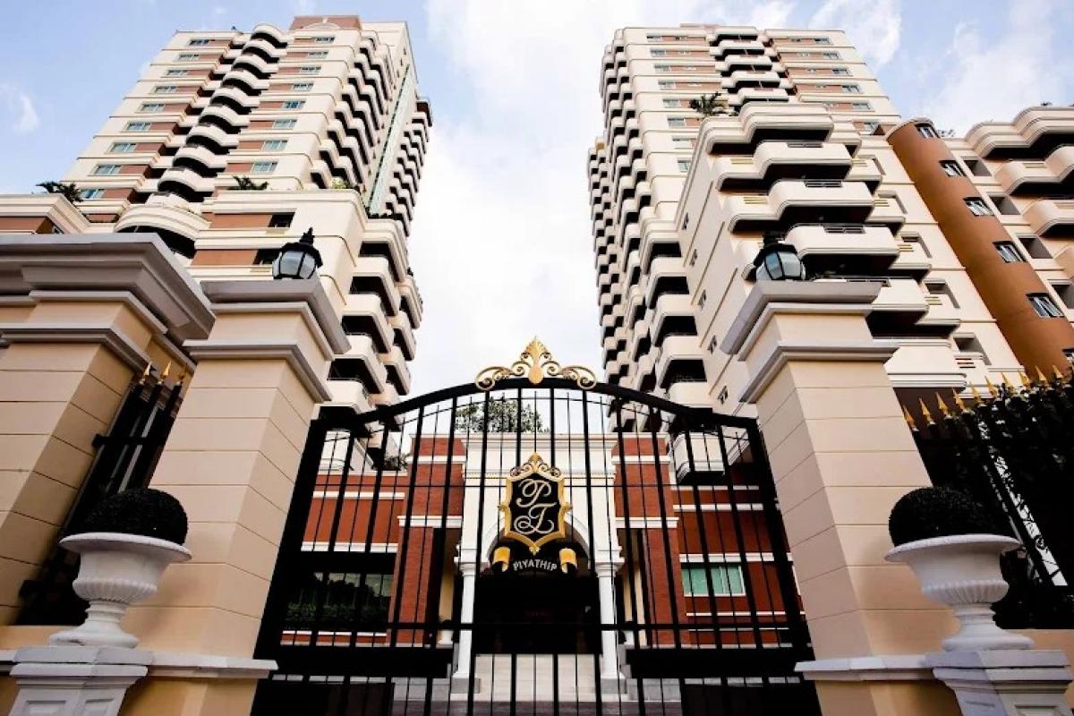 For RentCondoSukhumvit, Asoke, Thonglor : 🏢 For Rent 2 beds : Spacious Condo in Sukhumvit 39✨ High-rise condo, fully furnished, ready to move in!