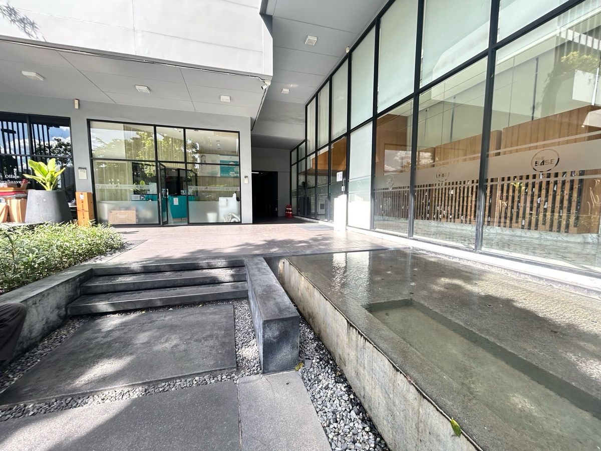 ขายคอนโดอ่อนนุช อุดมสุข : ขาย The base sukhumvit 77 ห้องวิวสระ พร้อมเข้าอยู่ค่ะ