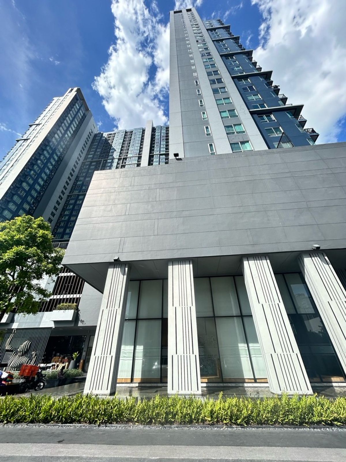 ขายคอนโดอ่อนนุช อุดมสุข : ขาย The base sukhumvit 77 ห้องวิวสระ พร้อมเข้าอยู่ค่ะ