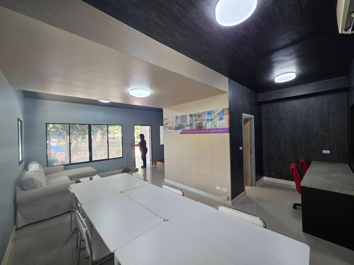 For RentTownhomeChaengwatana, Muangthong : Townhouse for rent, The Connect 41, Chaeng Watthana - Tiwanon, near Lotus Tiwanon, only 5 minutes.