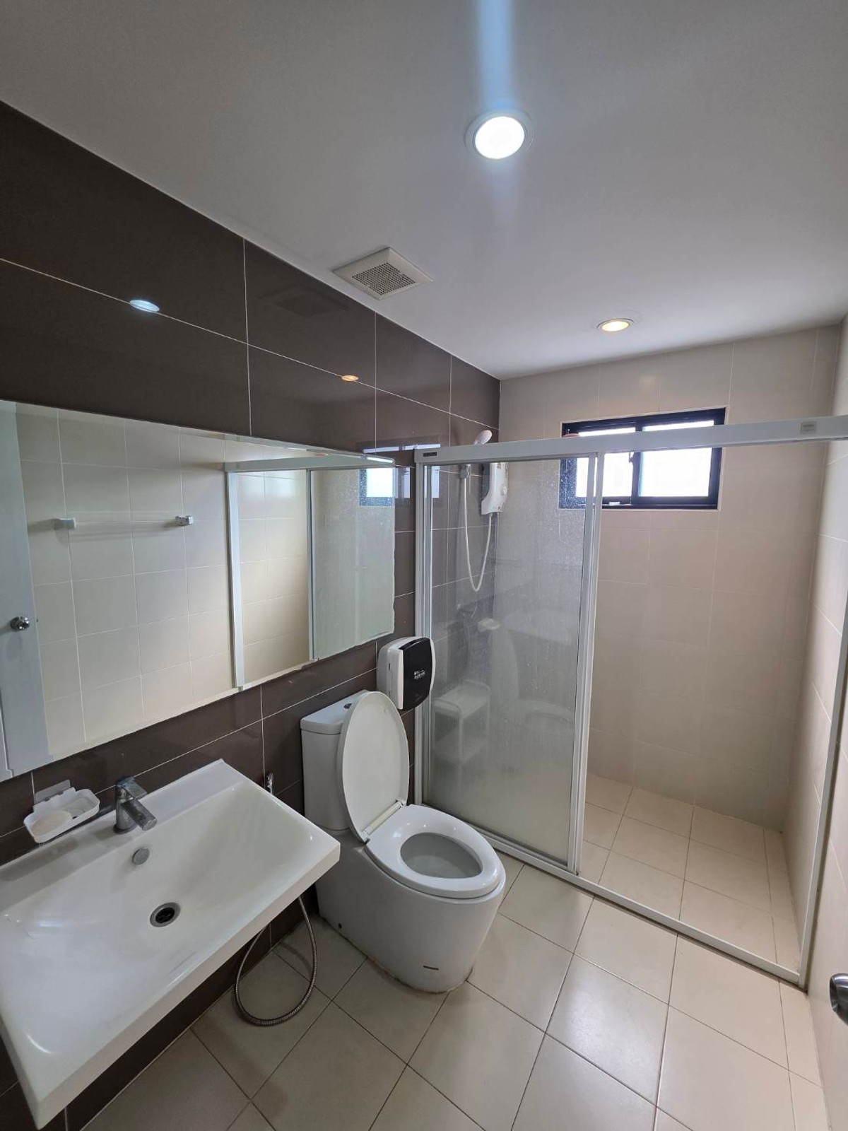 For RentTownhomeChaengwatana, Muangthong : Townhouse for rent, The Connect 41, Chaeng Watthana - Tiwanon, near Lotus Tiwanon, only 5 minutes.