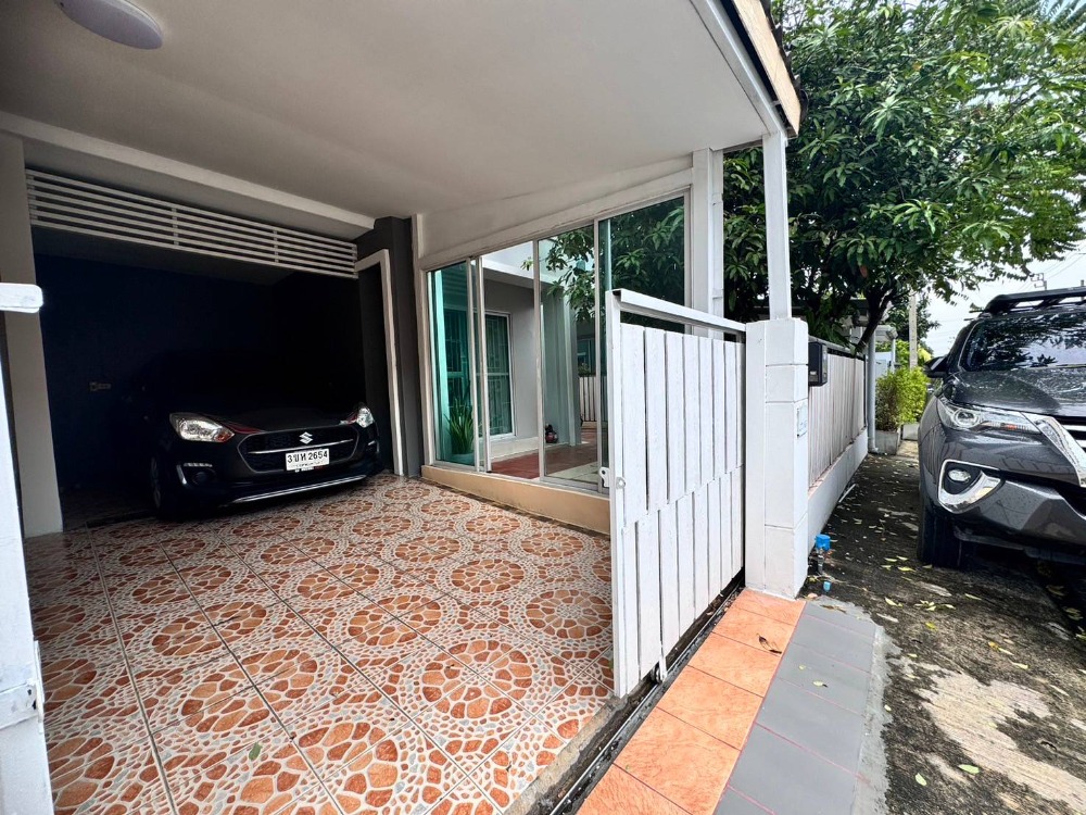 For SaleTownhomePattanakan, Srinakarin : Urgent sale, renovated semi-detached house, Pruksa Ville 50/2, area 38 sq m, 3 bedrooms, 3 free air conditioners, Ratchadaphisek Road, Saphan Sung (N.1453)