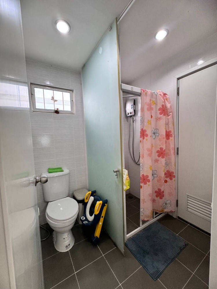 For SaleTownhomePattanakan, Srinakarin : Urgent sale, renovated semi-detached house, Pruksa Ville 50/2, area 38 sq m, 3 bedrooms, 3 free air conditioners, Ratchadaphisek Road, Saphan Sung (N.1453)