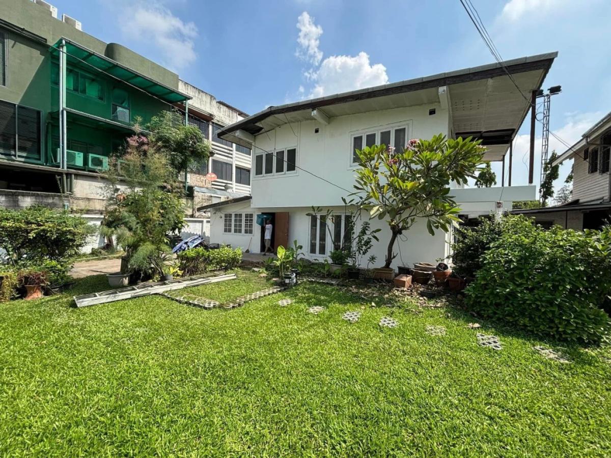 For RentHome OfficeSukhumvit, Asoke, Thonglor : Rent a single house, Mid Century style, can renovate the business in Soi Ekkamai 28 Sukhumvit 63, Bangkok