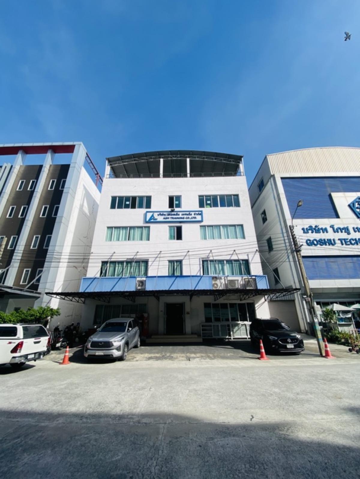 ให้เช่าสำนักงานลาดกระบัง สุวรรณภูมิ : For SALE #ให้เช่า สุดปัง! อาคารสำนักงาน 4 ชั้น ตอบโจทย์ทุกธุรกิจรายละเอียดอาคาร: • อาคารสำนักงาน 4 ชั้น สภาพใหม่เอี่ยม พื้นที่ใช้สอยรวม 1,200 ตร.ม. • หน้ากว้างอาคาร 15 เมตร ลึก 16 เมตร • พร้อมพื้นที่ดินขนาด 117 ตารางวา