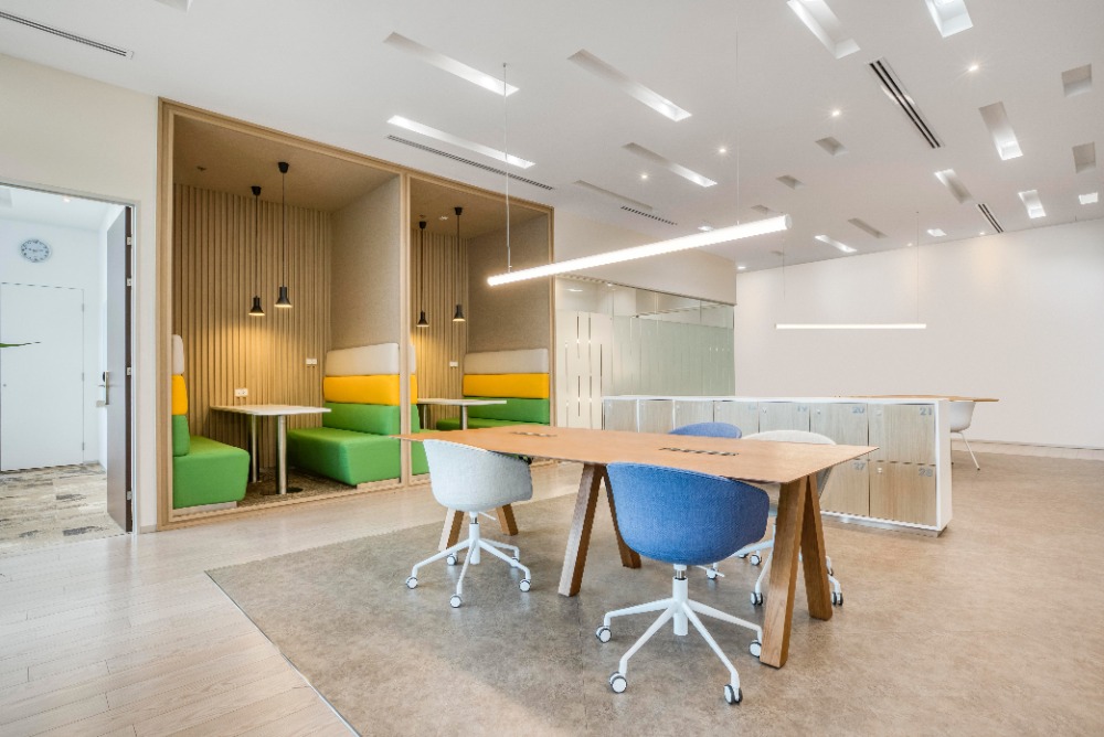 For RentRatchadapisek, Huaikwang, Suttisan : Find a dedicated desk in Regus Singha Complex
