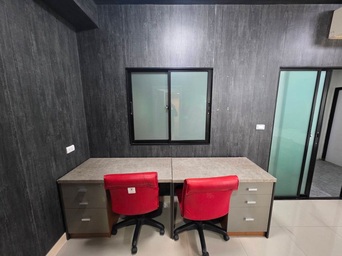 For RentTownhomeChaengwatana, Muangthong : Townhouse for rent, The Connect 41, Chaeng Watthana - Tiwanon, near Lotus Tiwanon, only 5 minutes.