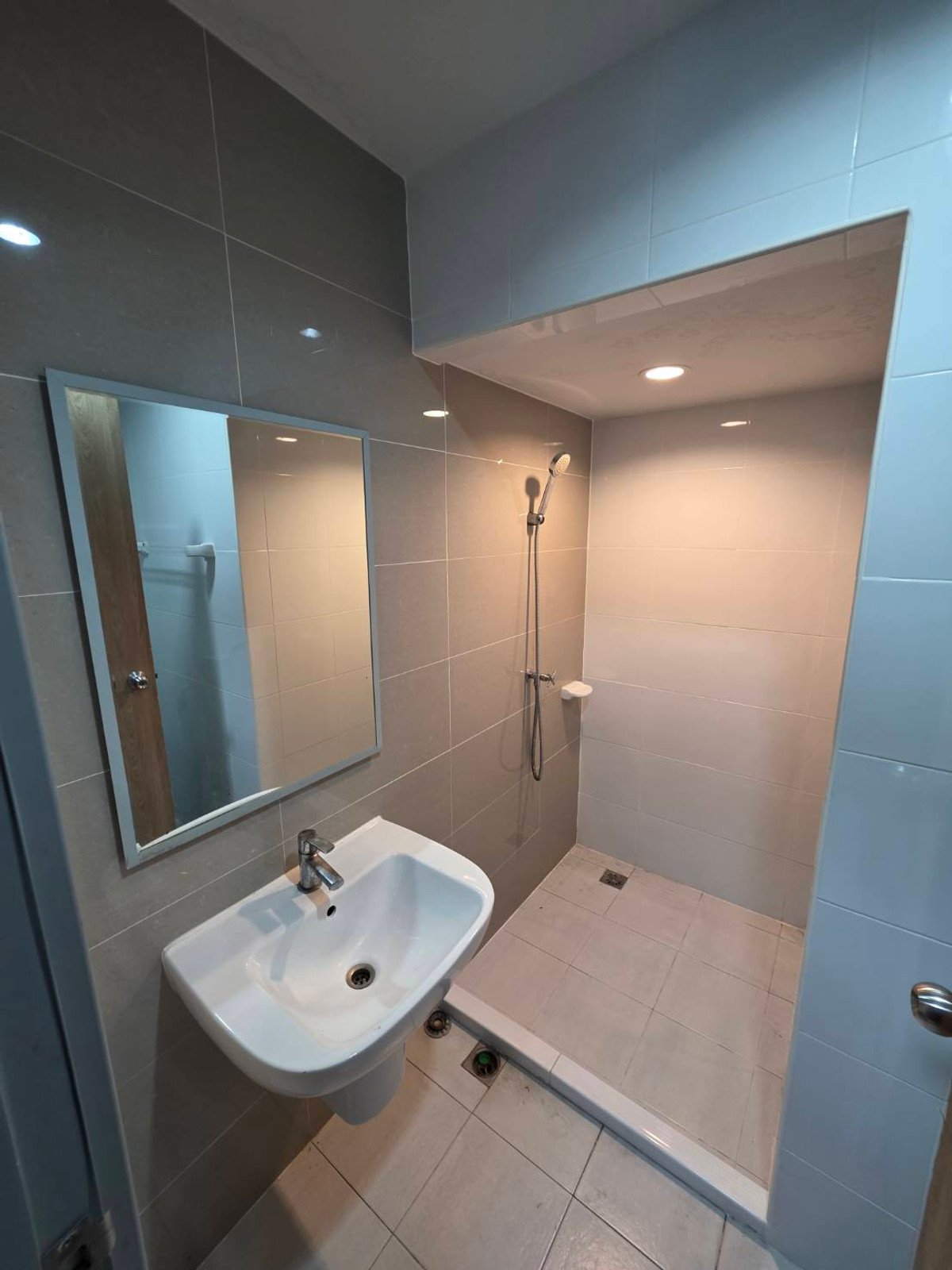 For RentTownhomeChaengwatana, Muangthong : Townhouse for rent, The Connect 41, Chaeng Watthana - Tiwanon, near Lotus Tiwanon, only 5 minutes.