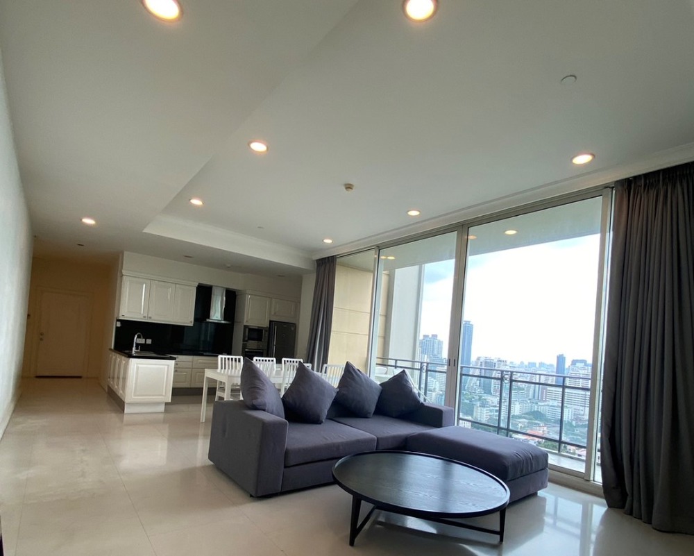 For RentCondoSukhumvit, Asoke, Thonglor : Royce Private Residence, luxuriously decorated room, ready to move in, in a prime location in the heart of Sukhumvit.
