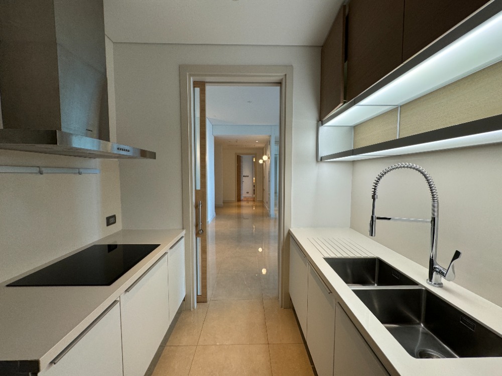 For SaleCondoWitthayu, Chidlom, Langsuan, Ploenchit : Rare Unit! Luxury 3BR at Sindhorn Residence is worth for living and investing as this is one of the most wanted place and area in BKK