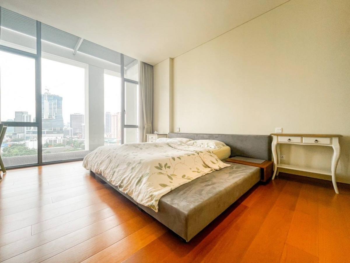 For SaleCondoSathorn, Narathiwat : 📢👇 Rare item  Luxury penthouse duplex, private lift, spacious living room , unblocked view, located in Sathorn, next to Sukhothai Hotel. There are three exits: one to Soi Suan Phlu , Soi Nanta(Sathon 1),  Sukhothai hotel ( south Sathon ), conceige serv