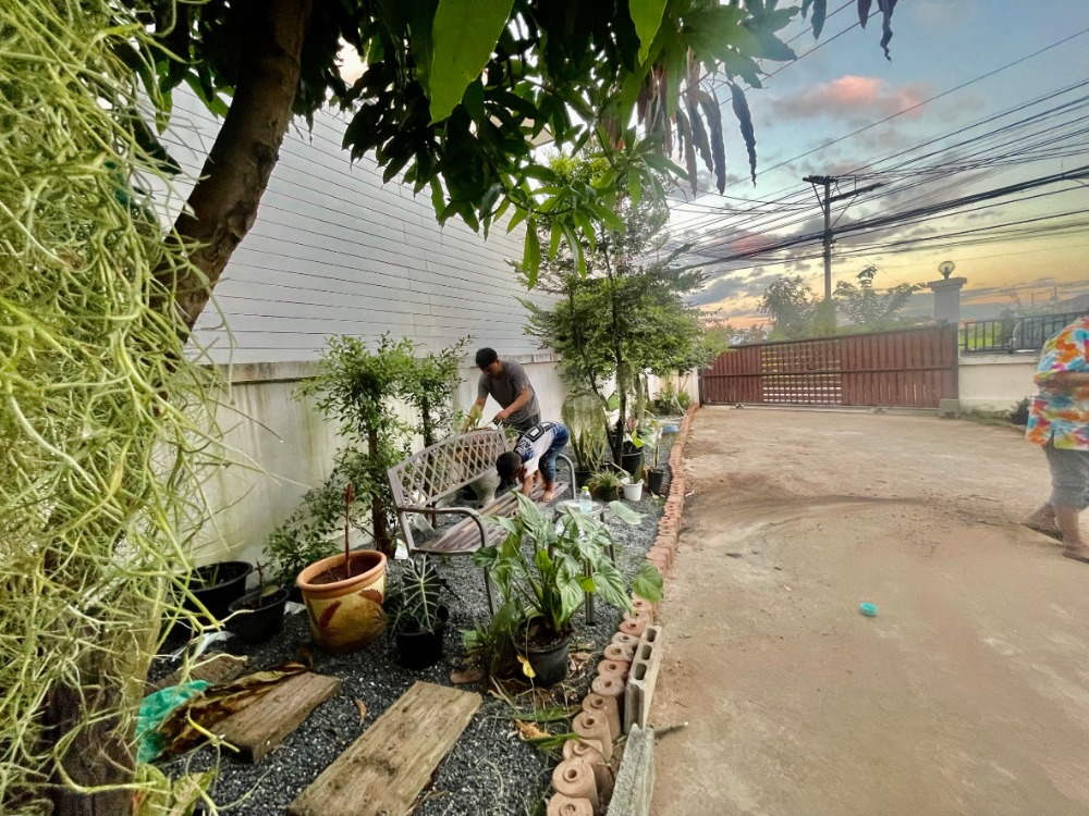 ขายบ้านนครสวรรค์ : 2-storey detached house for sale with cafe, Narucha Tha Thong Village (S06-1054)