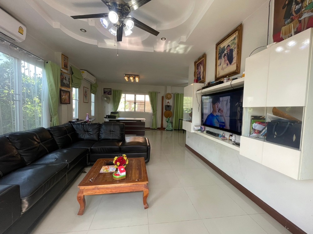 ขายบ้านนครสวรรค์ : 2-storey detached house for sale with cafe, Narucha Tha Thong Village (S06-1054)