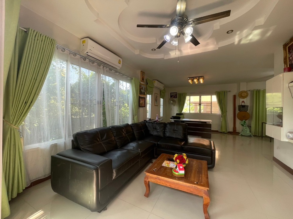 ขายบ้านนครสวรรค์ : 2-storey detached house for sale with cafe, Narucha Tha Thong Village (S06-1054)