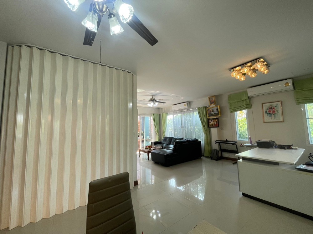 ขายบ้านนครสวรรค์ : 2-storey detached house for sale with cafe, Narucha Tha Thong Village (S06-1054)