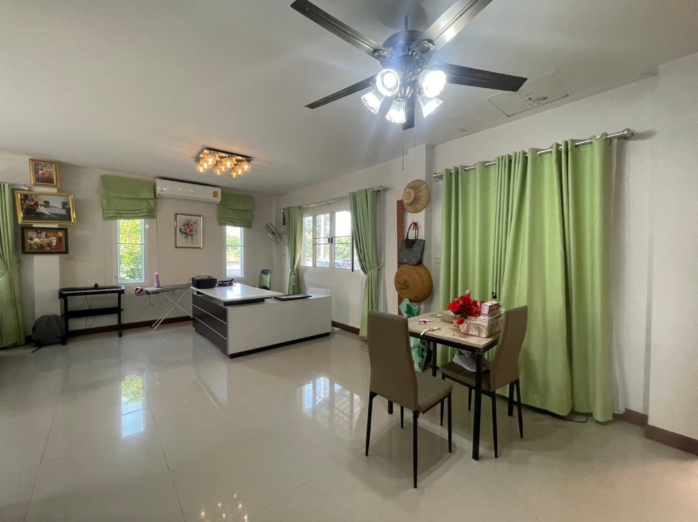 ขายบ้านนครสวรรค์ : 2-storey detached house for sale with cafe, Narucha Tha Thong Village (S06-1054)