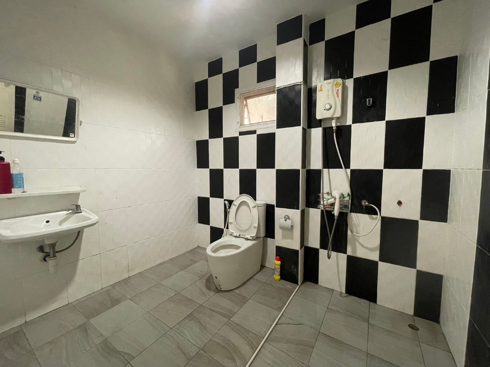 ขายบ้านนครสวรรค์ : 2-storey detached house for sale with cafe, Narucha Tha Thong Village (S06-1054)