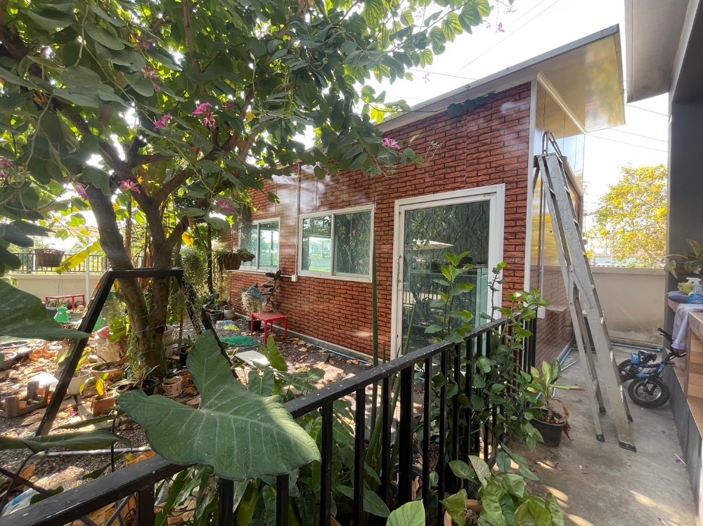 ขายบ้านนครสวรรค์ : 2-storey detached house for sale with cafe, Narucha Tha Thong Village (S06-1054)