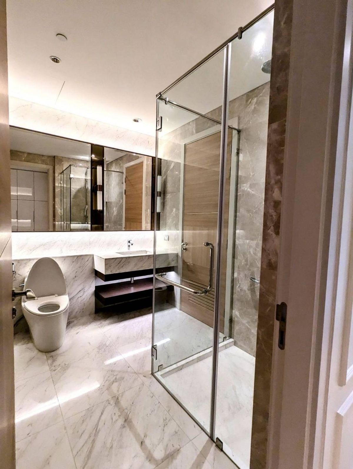 For SaleCondoWitthayu, Chidlom, Langsuan, Ploenchit : Rare Unit! Luxury 3BR at Sindhorn Residence is worth for living and investing as this is one of the most wanted place and area in BKK