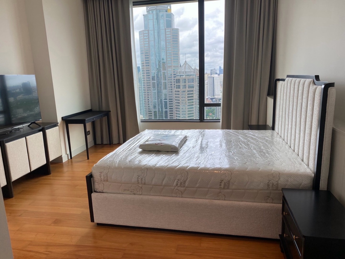 For SaleCondoWitthayu, Chidlom, Langsuan, Ploenchit : Rare Unit! Luxury 3BR at Sindhorn Residence is worth for living and investing as this is one of the most wanted place and area in BKK