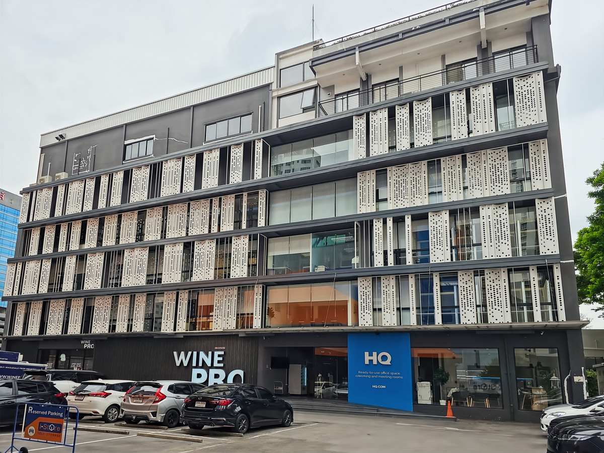 For RentKhlongtoei, Kluaynamthai : Fully serviced private office space for you and your team in HQ SO24