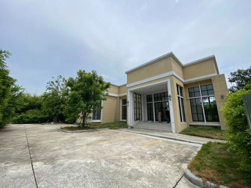 For RentOfficeBangna, Bearing, Lasalle : For rent! Land with building suitable for office or home office, large area, near BTS Bearing, can use address to register a company.