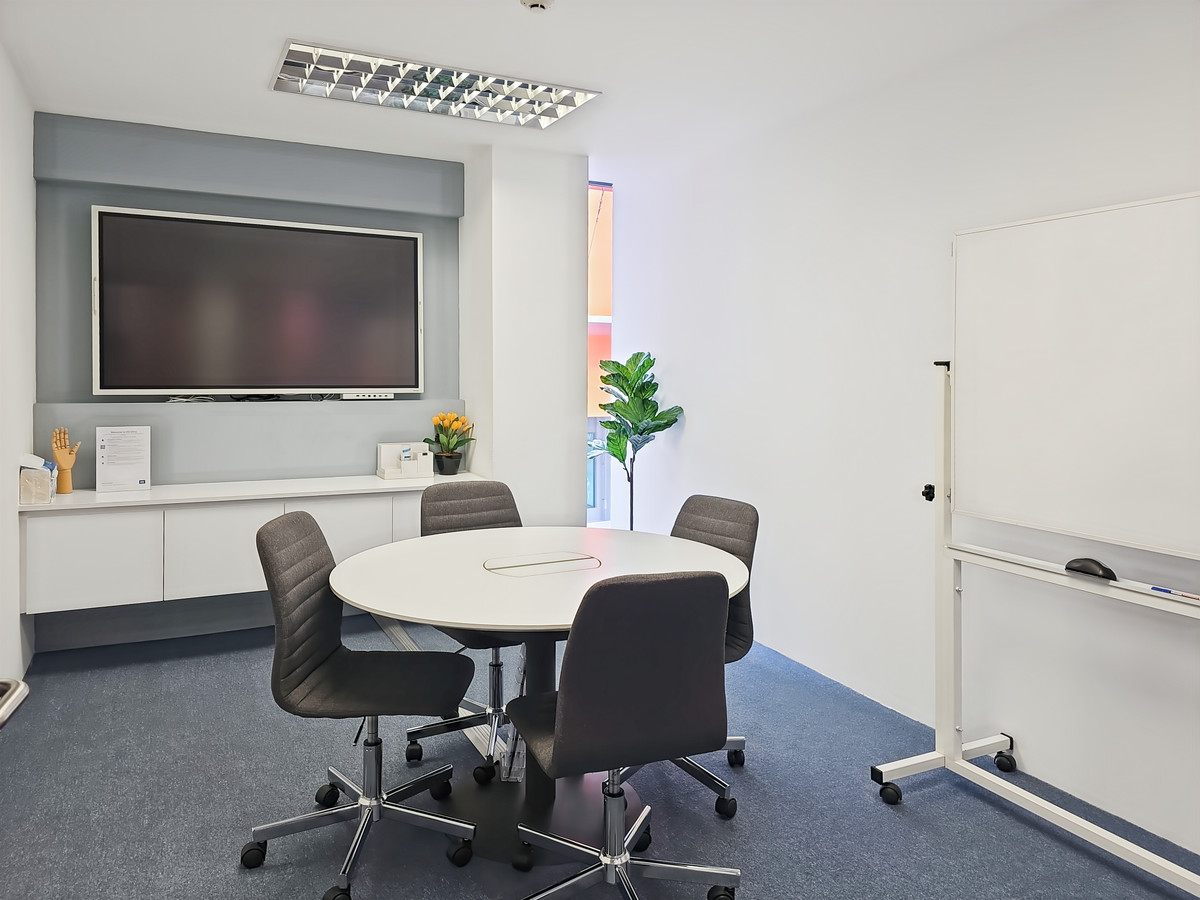 For RentKhlongtoei, Kluaynamthai : Private office space for 4 persons in HQ SO24