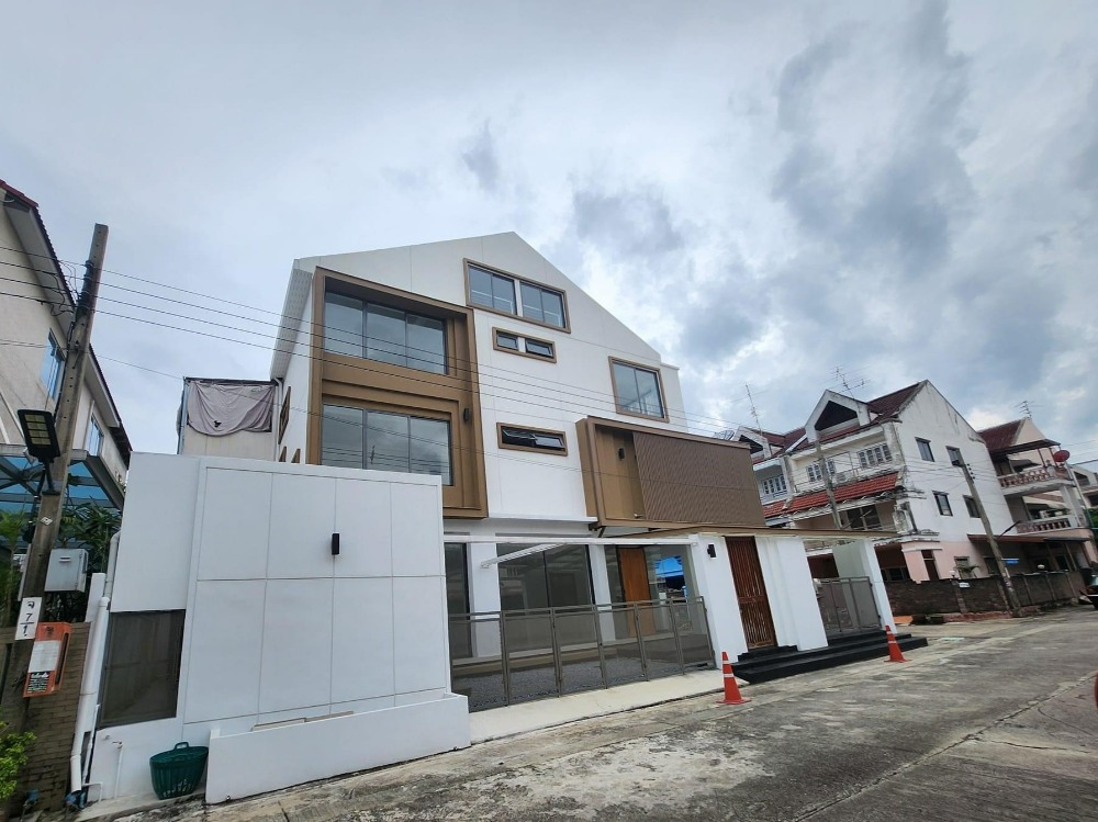 ขายบ้านโชคชัย4 ลาดพร้าว71 : 🏡(ขาย) บ้านเดี่ยว 4 ชั้น ทำเล #ทำเลดีมาก #ลาดพร้าว71  เพียง 1.5 กม. (5 นาที) ถึง Central East Ville
