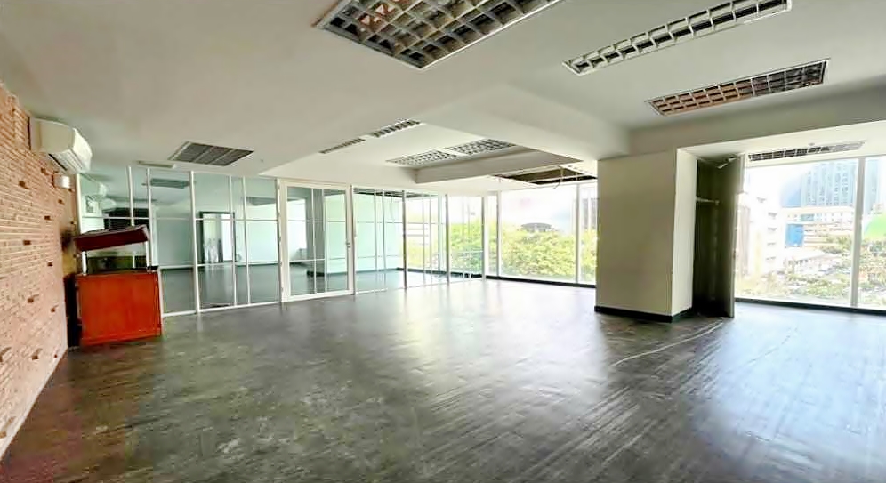 ให้เช่าสำนักงานสีลม ศาลาแดง บางรัก : พื้นที่ให้เช่า 120 ตรม. สำหรับสำนักงาน โชว์รูม ติดถนนสีลม