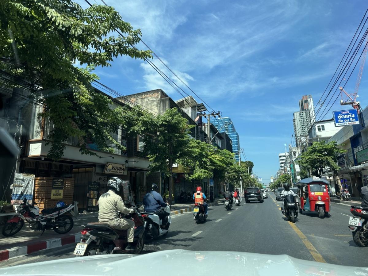 For RentShop HouseSukhumvit, Asoke, Thonglor : For rent: 2 commercial buildings on Ekkamai Road