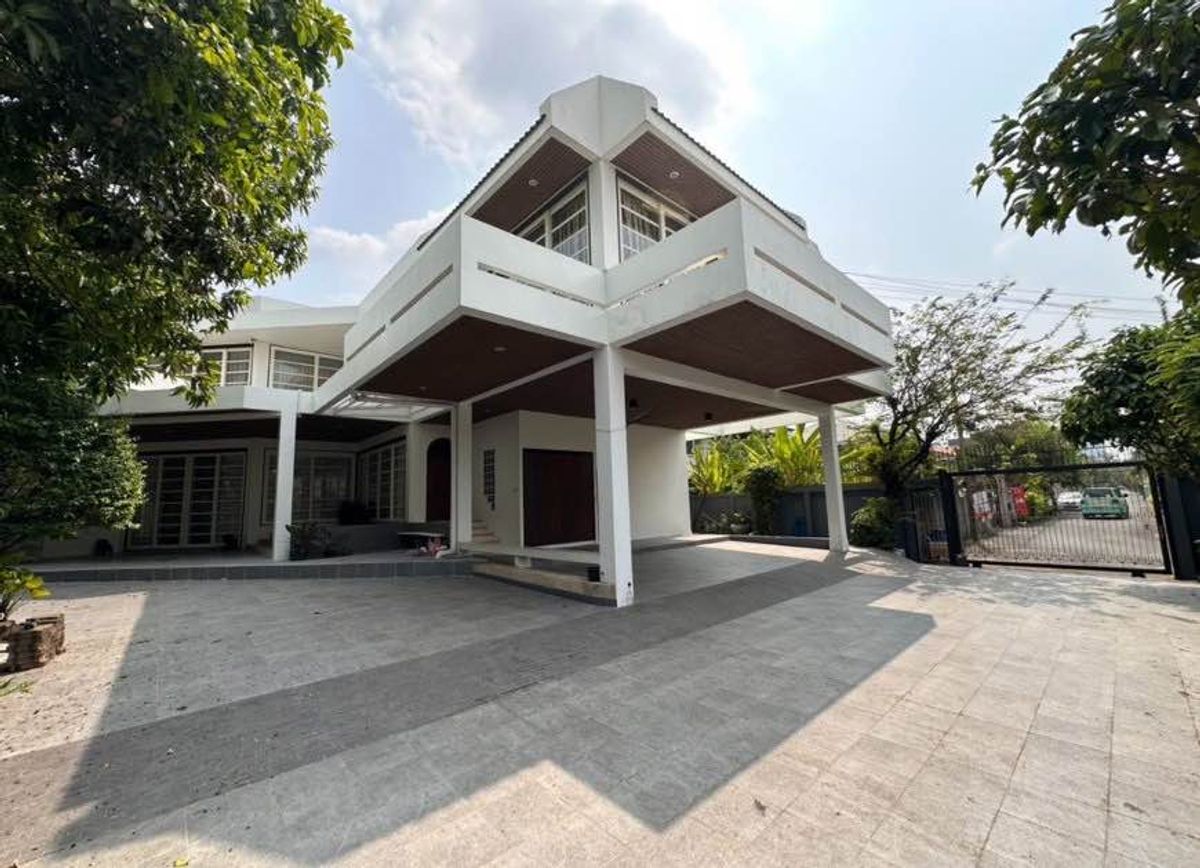 ให้เช่าบ้านอ่อนนุช อุดมสุข : RH110524 ให้เช่า บ้านเดี่ยว 2ชั้น ถนนสุขุมวิท71 ซอยปรีดีพนมยงค์ ใกล้ BTS พระโขนง