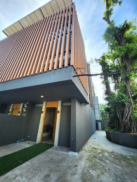 ให้เช่าทาวน์โฮมอ่อนนุช อุดมสุข : For Rent Bangkok Town House Sukhumvit Road BTS Ekkamai Watthana BRE23197