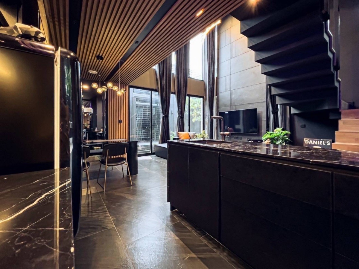 For SaleTownhomeRatchadapisek, Huaikwang, Suttisan : Townhome for sale in Ratchada 20 near MRT Ratchadaphisek and Sutthisan, prime location with easy access to Asoke, Rama 9 and Lat Phrao, surrounded by lifestyle amenities, ideal for living or investment