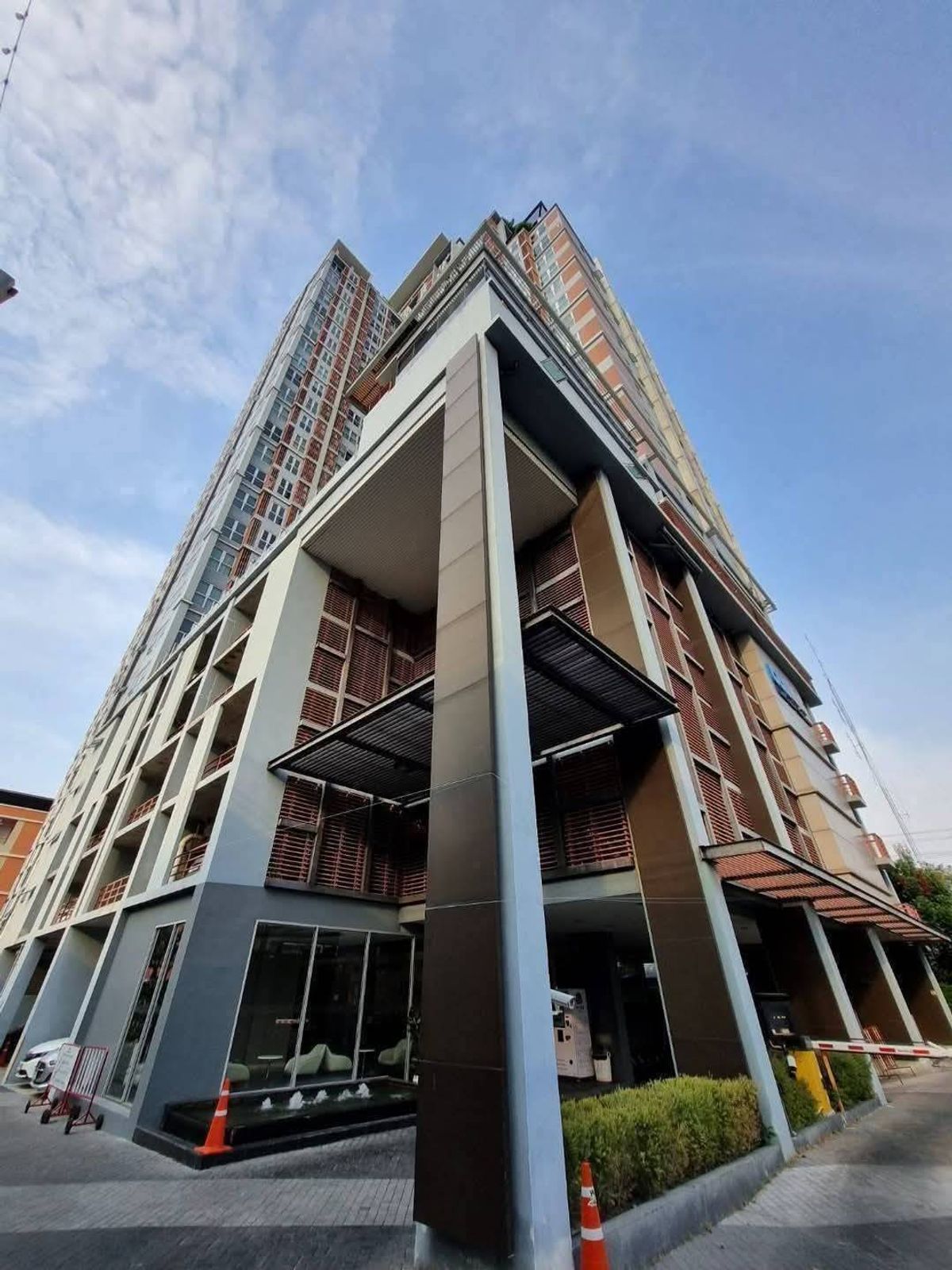 For RentCondoRatchadapisek, Huaikwang, Suttisan : 🎏🪅Centric Ratchada-Sutthisan🪅🎏 Available in March 🚇Next to MRT Sutthisan 50 meters - Size 43 sq m. 15,000- Floor 14-16- 1 bedroom, 1 bathroom, 1 living room, 1 kitchen (including common area fee) + 1 car parking space📝 Minimum 1 year contract, 2 months se