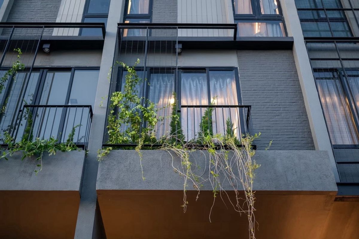 For SaleTownhomeRatchadapisek, Huaikwang, Suttisan : Townhome for sale in Ratchada 20 near MRT Ratchadaphisek and Sutthisan, prime location with easy access to Asoke, Rama 9 and Lat Phrao, surrounded by lifestyle amenities, ideal for living or investment