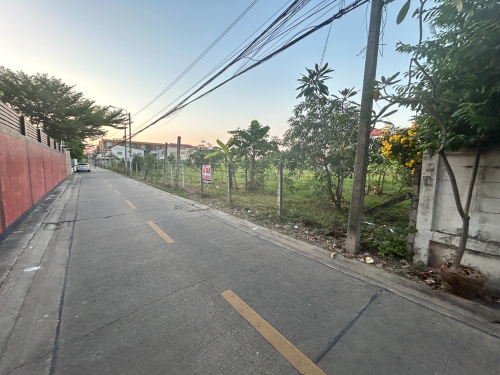 ขายที่ดินรัตนาธิเบศร์ สนามบินน้ำ พระนั่งเกล้า : ขายที่ดิน สนามบินน้ำ ซอยนนทบุรี 48 เนื้อที่ 2-3-28 ไร่ ผังเมืองสีน้ำตาล ห่างจากแนวรถไฟฟ้าประมาณ 450 เมตร