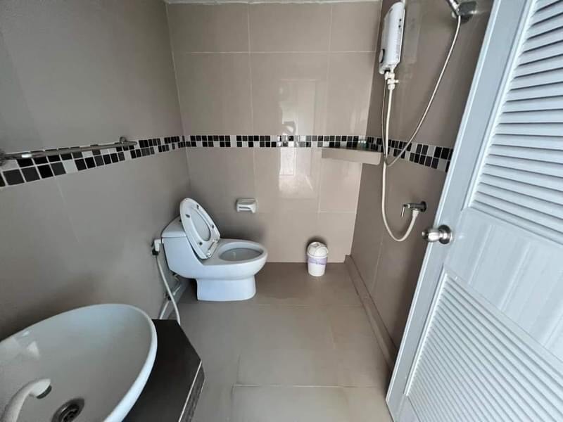 For SaleShop HouseChachoengsao : 6-Storey Apartment for Sale in Chachoengsao, 189 sqw, 65 Rooms, convenient transportation, community area : EL24S-045