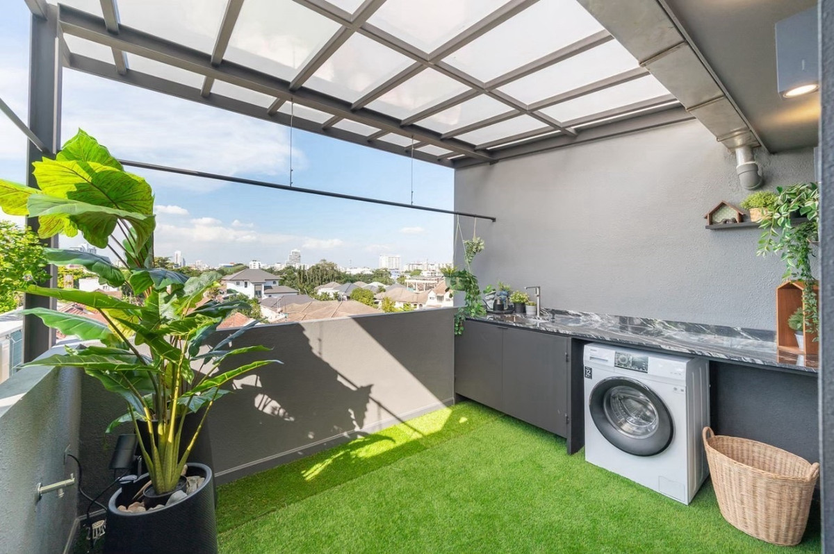 For SaleTownhomeRatchadapisek, Huaikwang, Suttisan : Townhome for sale in Ratchada 20 near MRT Ratchadaphisek and Sutthisan, prime location with easy access to Asoke, Rama 9 and Lat Phrao, surrounded by lifestyle amenities, ideal for living or investment