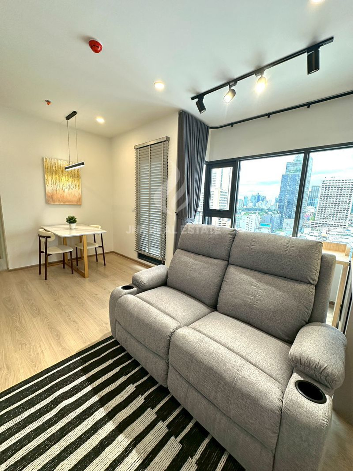 ด่วน❗️Life Rama 4-Asoke    2 bed  1 bath ว่างให้เช่า Line id : @jhrrealestate Loading...